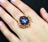 Кольцо со звездчатым сапфиром, а также синими и лейкосапфирами Золото