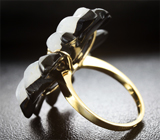 Золотое кольцо с резным цветком из оникса и кварца 22,2 карат и синими сапфирами Золото