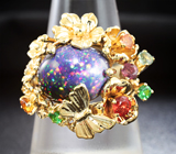 Золотое кольцо с кристаллическим черным опалом 5,54 карат, разноцветными сапфирами и цаворитами Золото