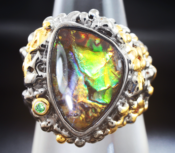 Серебряное кольцо с аммолитом аммонита и цаворитом