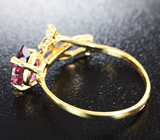 Золотое кольцо с малайя гранатом 1,56 карат и лейкосапфирами Золото