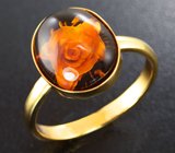 Золотое кольцо с резным янтарем 1,63 карат Золото