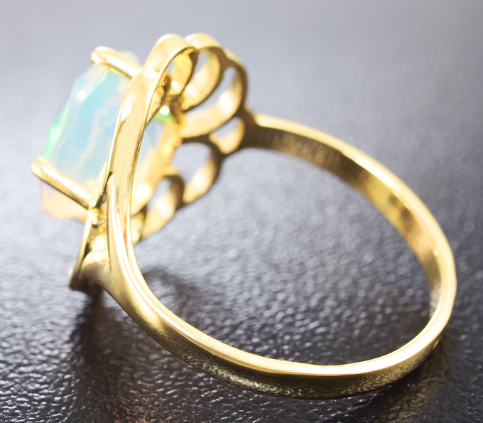 Золотое кольцо с ограненным эфиопским опалом 1,59 карат Золото