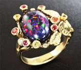 Золотое кольцо с кристаллическим черным опалом 3,21 карат, разноцветными сапфирами и бриллиантами Золото