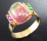 Золотое кольцо с арбузным турмалином с эффектом кошачьего глаза, цаворитами и рубинами Золото