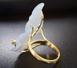 Золотое кольцо с резным халцедоном 16,07 карат и синими сапфирами Золото