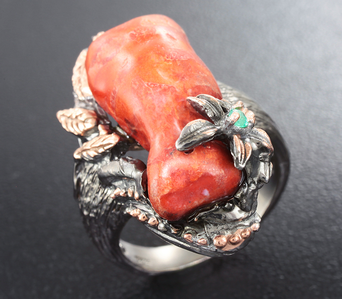 Серебряное кольцо с кораллом и изумрудом