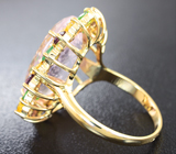 Золотое кольцо с крупным морганитом, желтыми сапфирами, родолитами и цаворитами  Золото