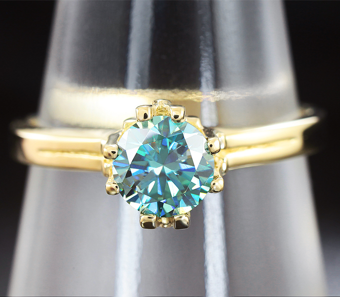 Золотое кольцо с зеленовато-синим муассанитом 0,59 карат Золото