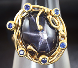 Золотое кольцо со звездчатым и синими сапфирами Золото