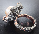 Серебряное кольцо с кремовой жемужиной и диопсидами Серебро 925
