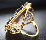 Золотое кольцо с камеей из оникса с резным опалом и бриллиантами Золото