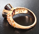 Кольцо с крупным оранжевым цирконом и сапфирами Золото