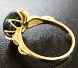 Золотое кольцо с кристаллическим черным опалом и бриллиантами Золото