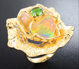 Кольцо с кристаллическим эфиопским опалом, демантоидом гранатом и лейкосапфирами Золото