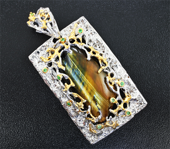 Серебряный кулон с тигровым глазом 32+ карат и цаворитами