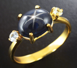 Золотое кольцо со звездчатым и бесцветными сапфирами Золото
