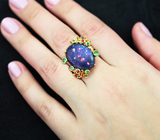 Золотое кольцо с кристаллическим черным опалом, цаворитами и рубинами Золото