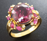 Золотое кольцо с рубеллитом турмалином, рубинами 0,81 карат и бриллиантами Золото