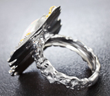 Серебряное кольцо с кристаллическим опалом, цаворитами и сапфирами