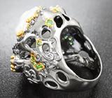 Серебряное кольцо с жемчужиной барокко, иолитами и цаворитами Серебро 925