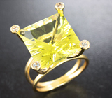 Золотое кольцо с лимонным цитрином авторской огранки 12,21 карат и лейкосапфирами Золото