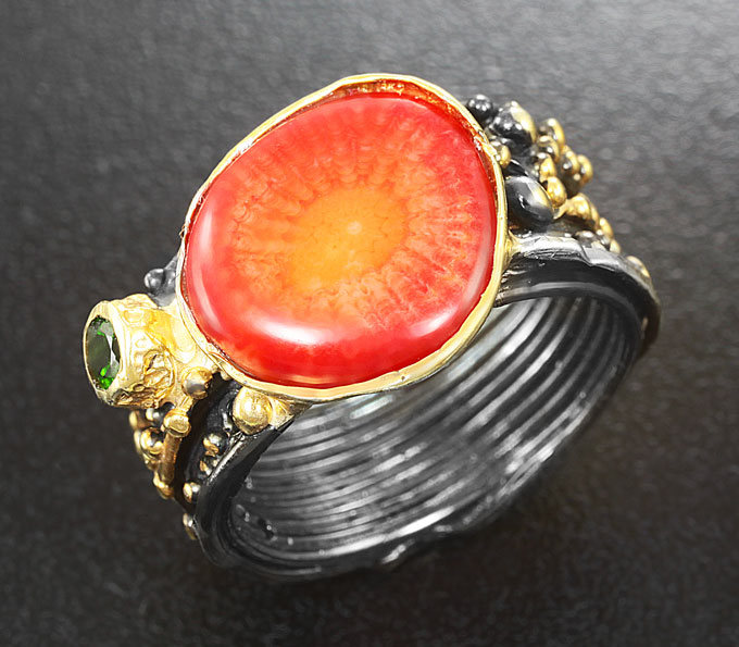Серебряное кольцо с кораллом и диопсидом