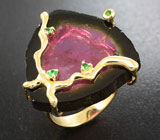 Золотое кольцо с роскошным слайсом арбузного турмалина 11,2 карат и цаворитами Золото