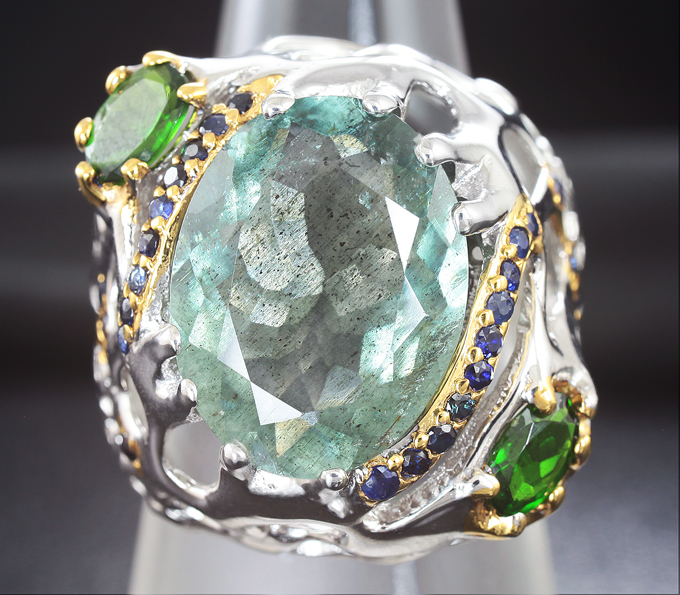 Серебряное кольцо с зеленым бериллом, диопсидами и синими сапфирами