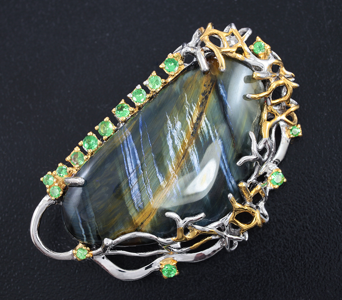 Серебряная брошь с тигровым глазом и цаворитами 