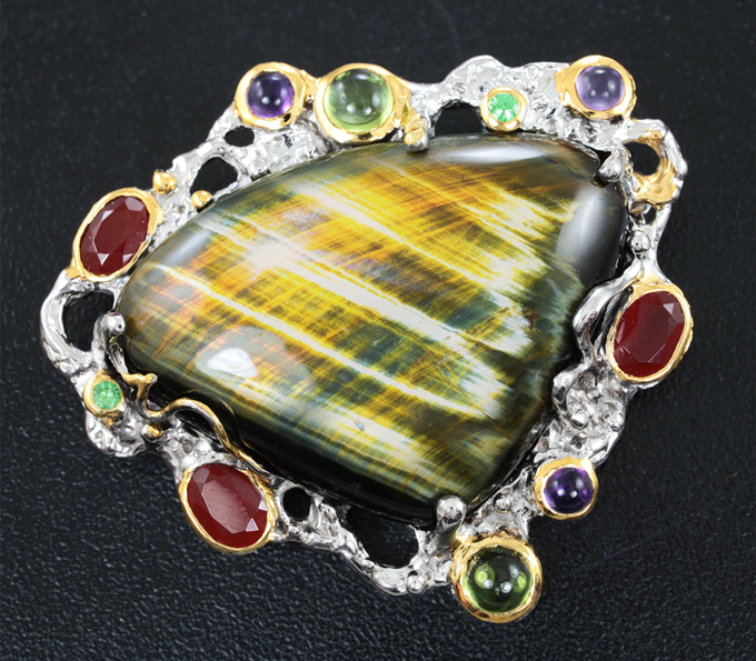 Серебряная брошь с тигровым глазом, пренитом, корнелианом, аметистами и цаворитами
