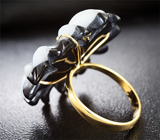 Золотое кольцо с резным цветком из оникса и кварца 27,7 карат, черной шпинелью и лейкосапфирами Золото