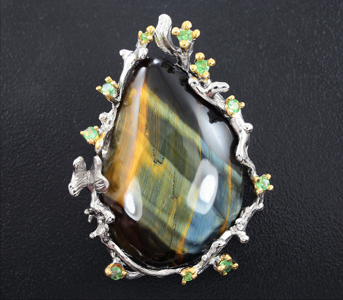 Серебряный кулон с тигровым глазом и цаворитами
