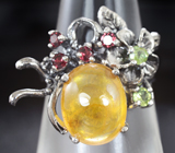 Серебряное кольцо с кабошоном желтого сапфира, перидотами и родолитами Серебро 925