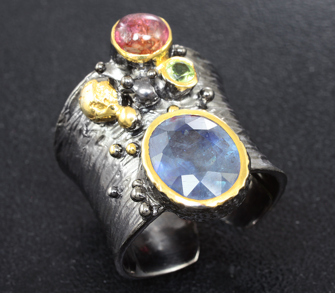 Серебряное кольцо с синим сапфиром, турмалином и перидотом