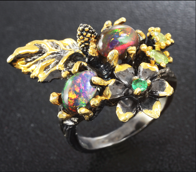 Серебряное кольцо с кристаллическими черными опалами, перидотами и изумрудом