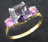 Золотое кольцо с крупной сиреневой шпинелью 3,25 карат и пурпурно-розовыми сапфирами Золото