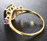 Золотое кольцо с крупной сиреневой шпинелью 3,25 карат и пурпурно-розовыми сапфирами Золото