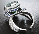 Кольцо с муассанитом эксклюзивного размера, бриллиантами, голубыми и бесцветными сапфирами Золото