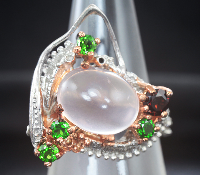 Серебряное кольцо с розовым кварцем, мозамбикским гранатом и диопсидами