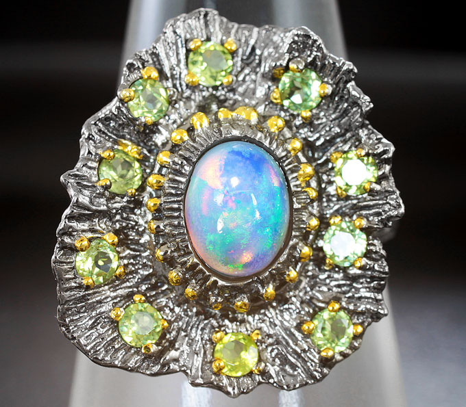 Серебряное кольцо с кристаллическим эфиопским опалом и перидотами