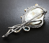Серебряная брошь с жемчужиной барокко, насыщенно-синим топазом, танзанитами и цаворитами Серебро 925
