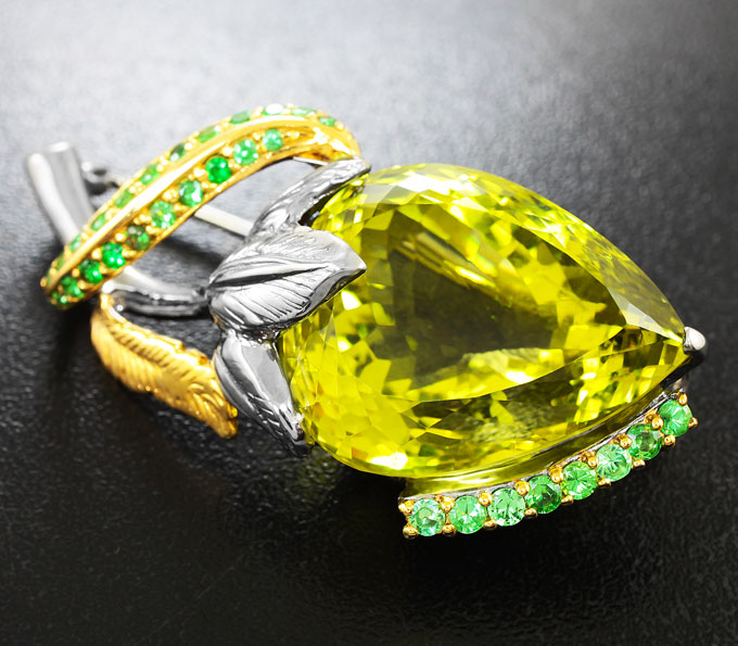Серебряная брошь с лимонным цитрином и цаворитами