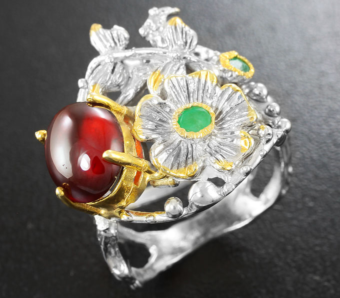 Серебряное кольцо со спессартином и изумрудами