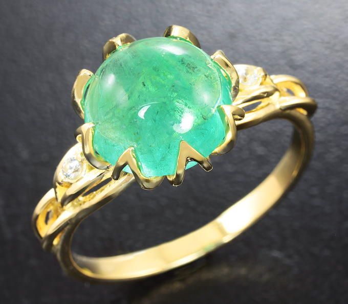 Золотое кольцо с уральским изумрудом 2,89 карат и лейкосапфирами