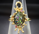 Золотое кольцо с великолепным черным опалом 3,08 карат, рубинами и цаворитами Золото