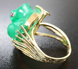 Эксклюзив! Золотое кольцо с резным уральским изумрудом 18,06 карат, родолитами и бриллиантом Золото