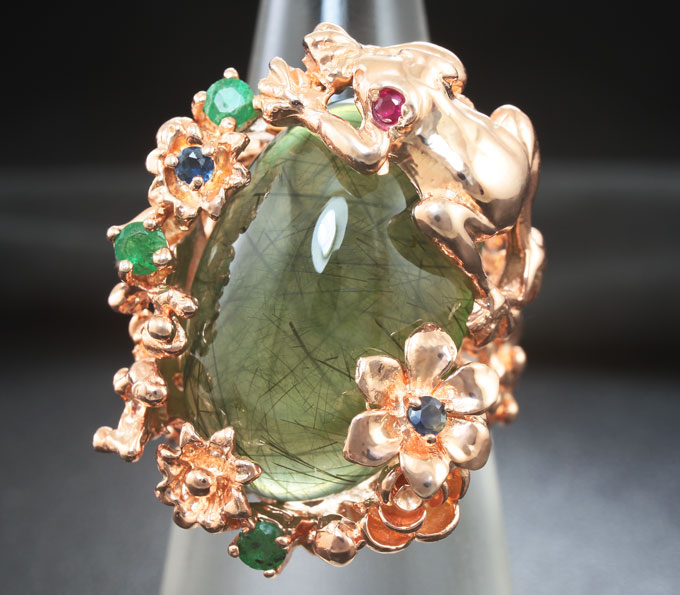 Серебряное кольцо с рутиловым пренитом, изумрудами и сапфирами