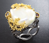 Серебряное кольцо с крупной жемчужиной барокко и родолитами Серебро 925