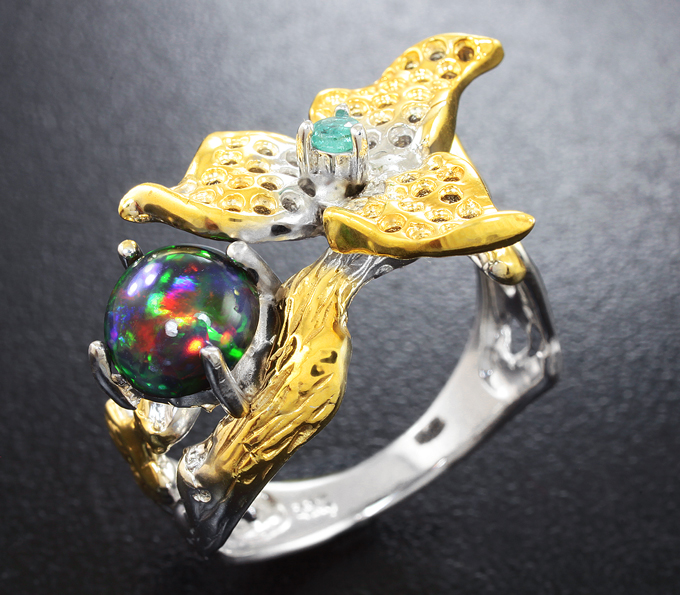 Серебряное кольцо с топовым черным опалом и изумрудом